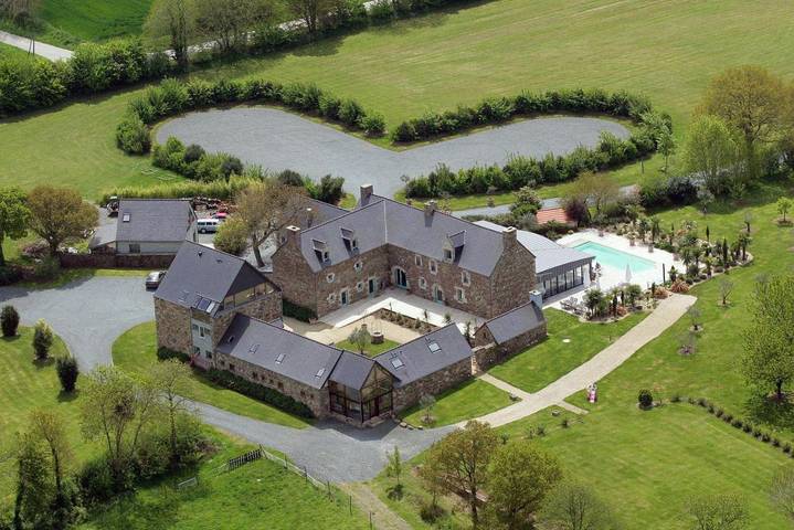 Hôtel pour 2 personnes, avec piscine ainsi que vue et jardin, animaux acceptés à Quemper-Guézennec - 2