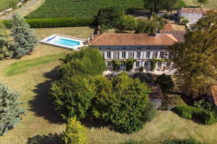 Location de vacances pour 10 personnes, avec jardin à Angeac-Champagne