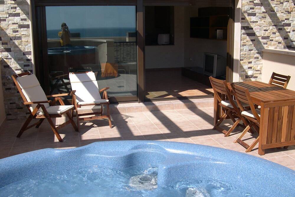 Adosado de lujo de 2 plantas frente a la mejor playa . Spa exterior privado. in Los Arenales del Sol, Elche