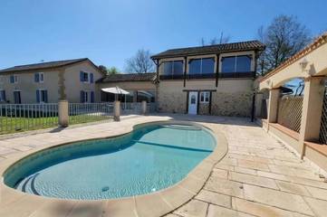 Gîte pour 14 personnes, avec vue ainsi que piscine et jardin dans Loubersan