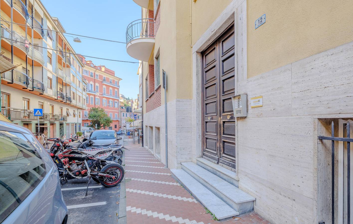 Ganze Ferienwohnung, Appartement mit Panoramablick und Terrasse, in der Nähe von Spiaggia d'Oro in Porto Maurizio, Imperia