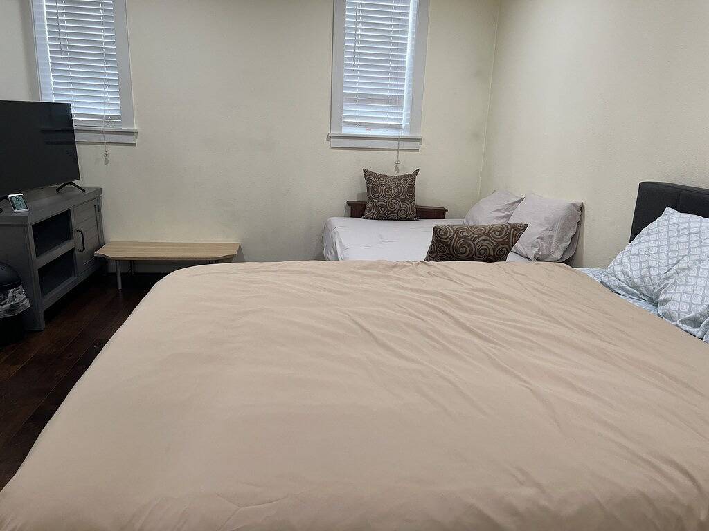 Spacious 1 bedroom apartment 
2 mins to shopping malls and restaurants in Everett, Snohomish County