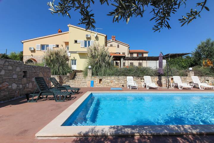 Ferienhaus für 8 Personen, mit Terrasse und Garten sowie Pool