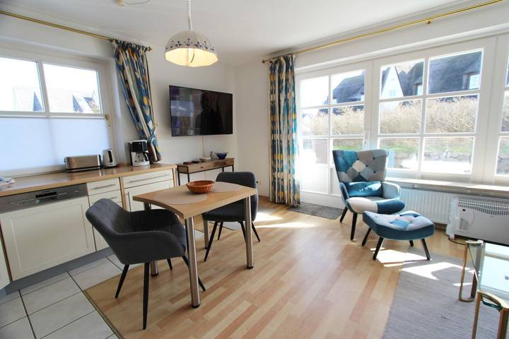 Ganze Wohnung, Liebevoll eingerichtete Ferienwohnung im Erdgeschoss in unmittelbarer strandnähe in Wenningstedt, Sylt