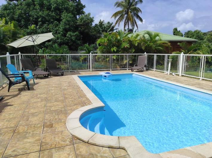 Chalet pour 2 personnes, avec piscine ainsi que jardin et terrasse