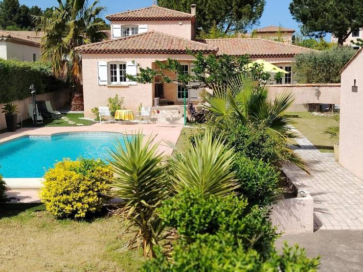 Location de vacances pour 4 personnes, avec jardin ainsi que piscine et terrasse à Tourbes