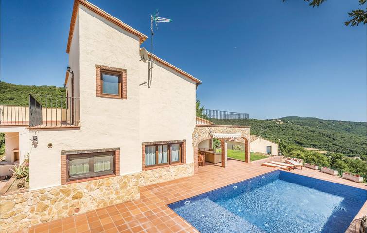 Sea View Apartment with Pool & Parking in Santa Cristina d'Aro, Costa Brava