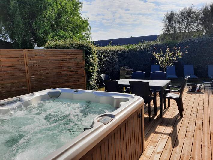 Gîte pour 4 personnes, avec Jacuzzi et Terrasse ainsi que Jardin et Vue à Saint-Alban