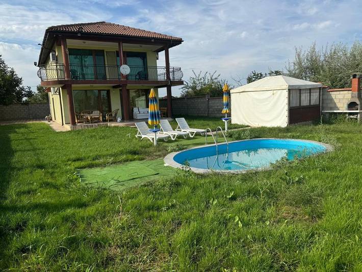 Ferienhaus für 8 Personen, mit Balkon und Whirlpool sowie Terrasse und Garten in Bulgarien - 2