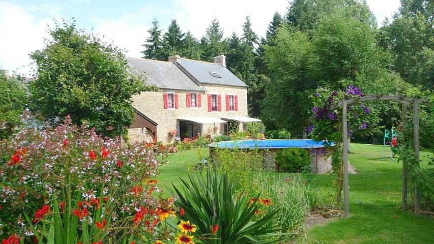 Chambre d’hôte pour 5 personnes, avec Terrasse ainsi que Jardin et Piscine à Saint-Ouen-des-Alleux