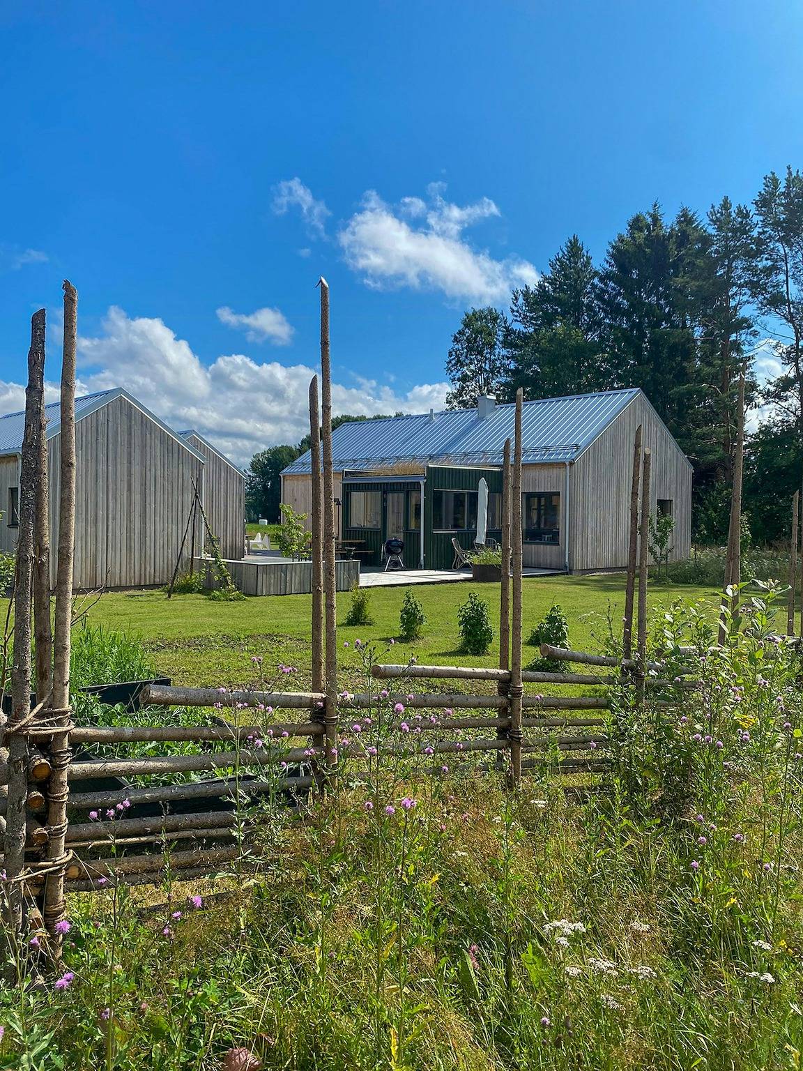 Architektentietes Haus in der Nähe des Sandstrandes von Orbaden in Hälsingland