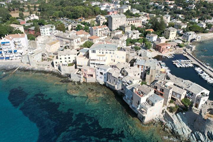 Apartamento entero, A large terrace overlooking the sea in Erbalunga, Brando
