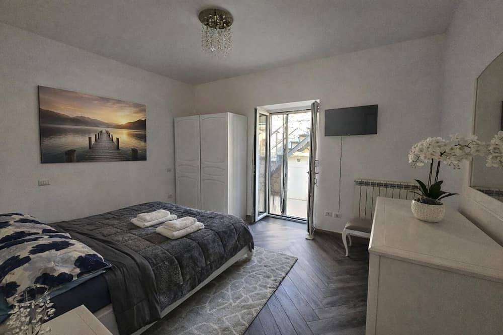 Entire apartment, Independent apartment, with outdoor space to enjoy total relaxation in Piano di Sorrento, Naples Province