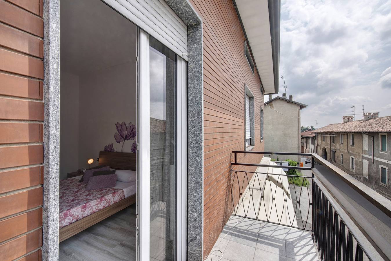 Zimmer 'Rosa' mit gemeinsamer Terrasse, Balkon und Wi-Fi in Alzate Brianza, Brianza