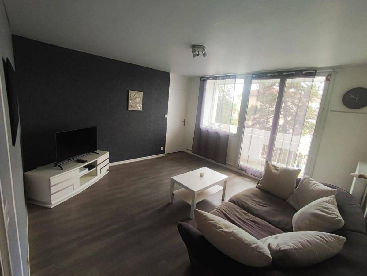Appartement entier, L'appart de la tour T4 in Pont-de-Chéruy, Région de Vienne