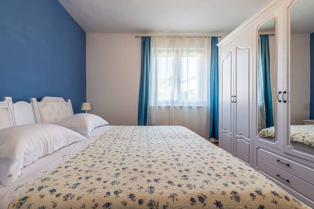 Little House by the Sea, Beachfront, Parking, Wifi in Preko, Isla de Ugljan