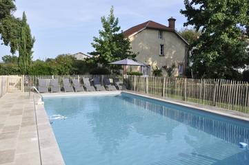 Gîte pour 13 personnes, avec vue sur le lac et piscine ainsi que terrasse et jardin à Parleboscq