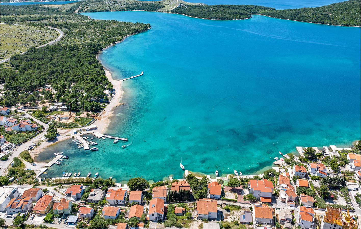Gemütliche Ferienwohnung mit Meerblick, Pool, WLAN und Parkplatz in Strandnähe in Zaboric, Šibenik-Knin