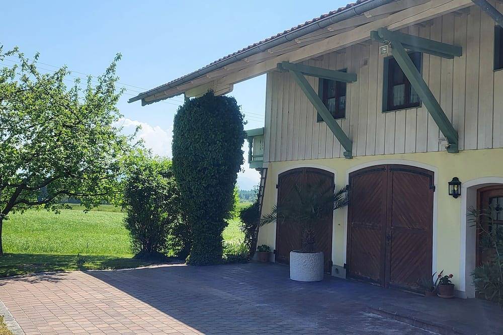 Entire apartment, Quietly located first floor apartment with private terrace and mountain view in Pittenhart, Chiemsee
