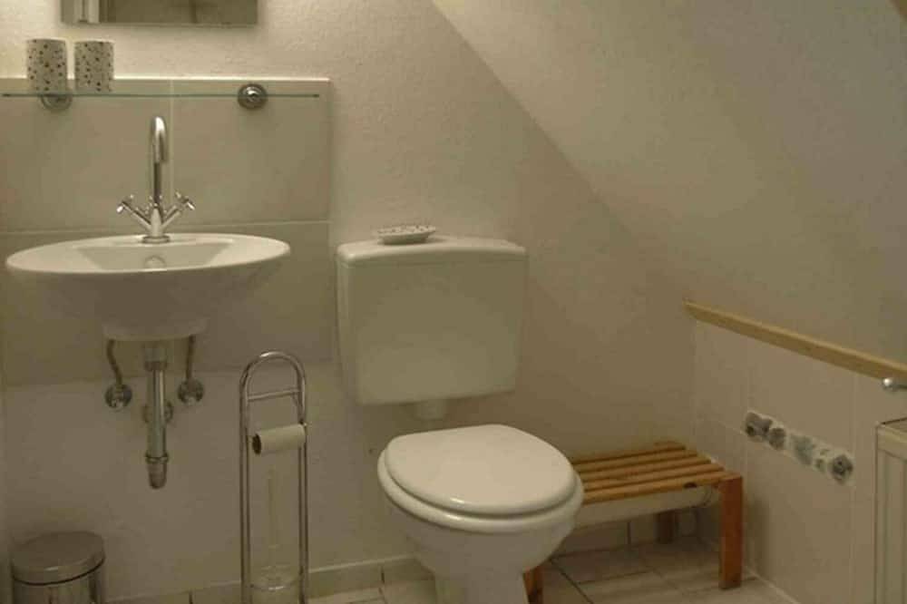 Ganze Wohnung, Windrose, ruhig - romantische Dg Wohnung unterm Reetdach für max. 4 Pers. in Schaprode, Rügen