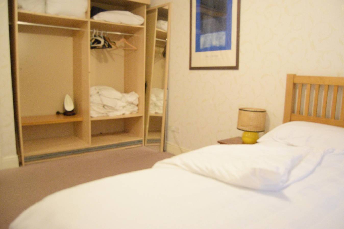 Hel ferieleilighet, 2-Bed Apartment Sleeps 4 with Wi-Fi in Brent, London