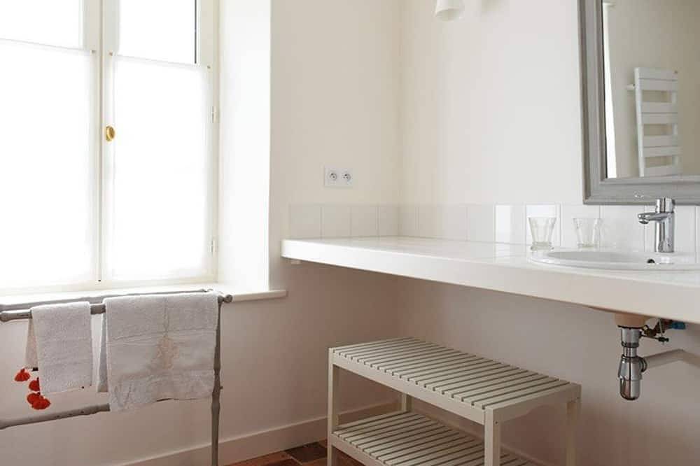 Charming Village Center House with Garden, 2 Bedrooms, Wi-Fi, and Fully Equipped Kitchen in Les Portes-en-Ré, Ile de Re