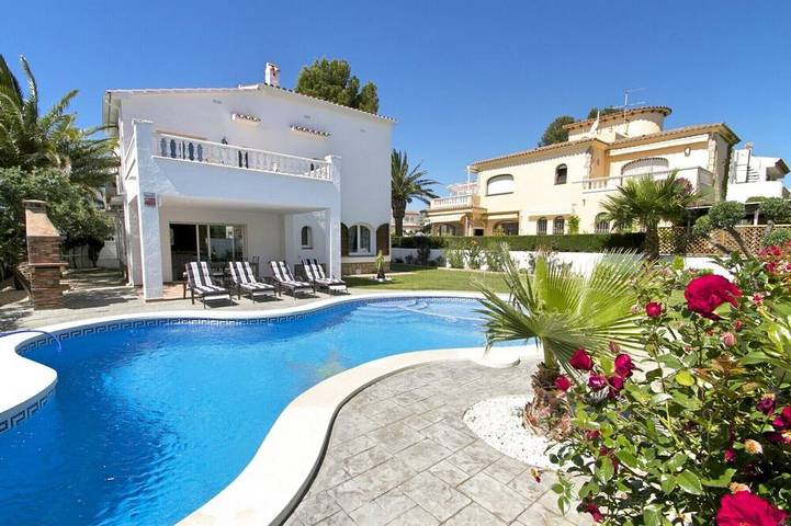 Chalet para 10 personas, con terraza además de piscina y jardín - 1