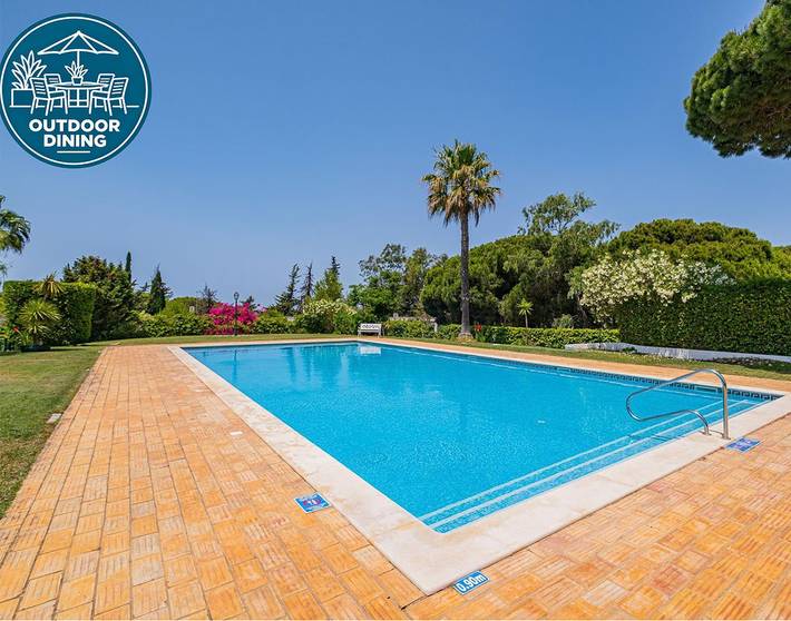 Villa pour 10 personnes, avec Balcon et Terrasse ainsi que Jardin et Piscine à Quarteira