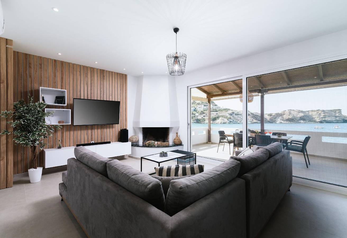 Blissful Beach Front Wohnung mit privatem Schwimmbad in Lygaria, Achlada