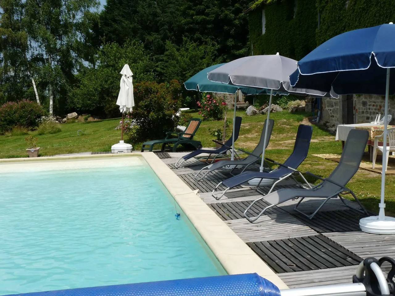 Casa acogedora con piscina compartida en Saint-Avit-de-Tardes in Saint-Avit-de-Tardes, Región de Aubusson