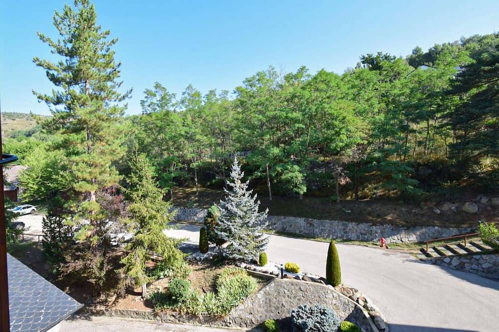 Entire apartment, Fully equipped studio with swimming pool, gym and large green spaces. in Enveitg, Prades region