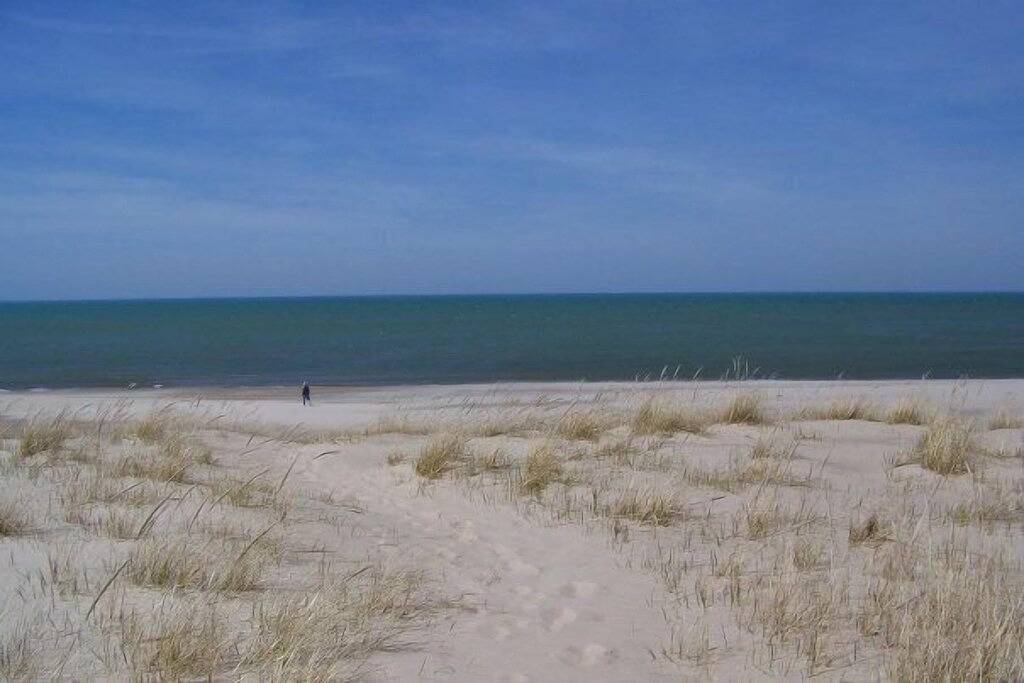 Ganze Wohnung, Direkt am Strand / Whirlpool (ganzjährig) Dampfbad / Whirlpool / Haustiere / 2Night Min / Strand Rollstuhl in Michigan City, LaPorte County