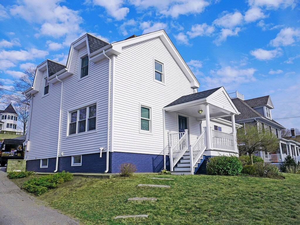 Gorgeous Mystic Vacation Home with Indoor Pool. 4 min walk to drawbridge in Mystic, Connecticut