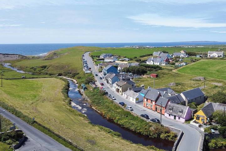Holiday rental for 4 people, with terrace and hot tub as well as garden in Doolin