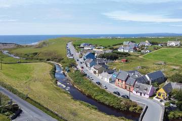 Gîte pour 4 personnes, avec jardin ainsi que jacuzzi et terrasse à Doolin