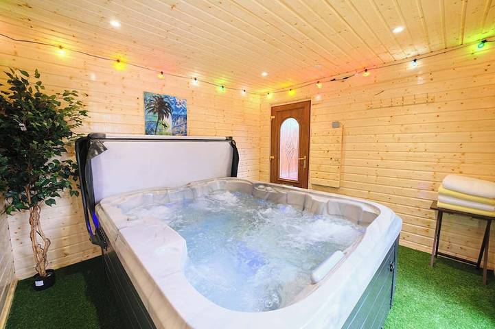 Blockhütte für 9 Personen, mit Whirlpool und Garten sowie Balkon, mit Haustier - 1