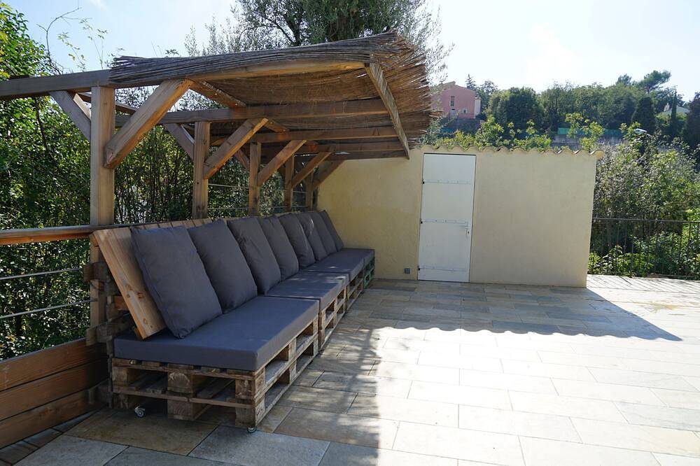 Luxury Provençal villa ideally located with panoramic view in Gattières, Cannes region