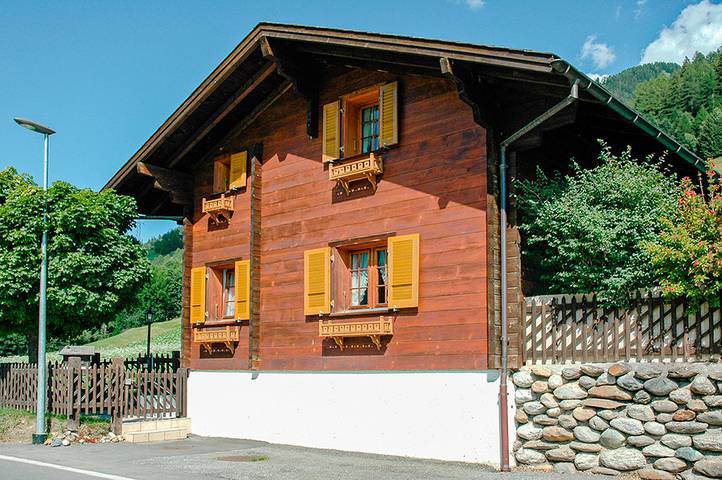 Ferienhaus für 6 Personen, mit Terrasse und Garten sowie Sauna und Ausblick in Ernen