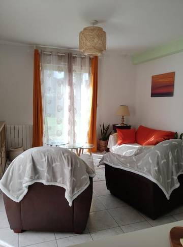 Gîte pour 2 personnes, avec terrasse et jardin à Ploumagoar