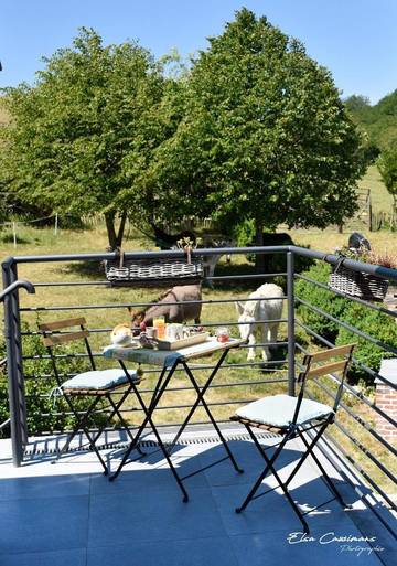 Gîte pour 4 personnes, avec vue ainsi que piscine et jardin, adapté aux familles à Walcourt