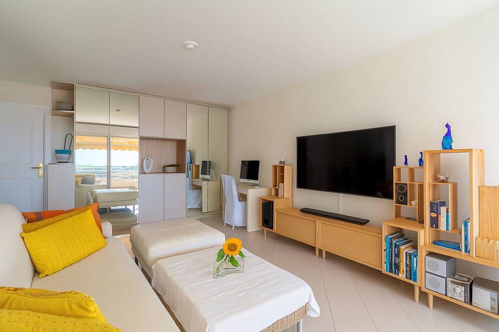 Entire apartment, High-End Residence with Pool and Panoramic Views in Beausoleil, Nice region