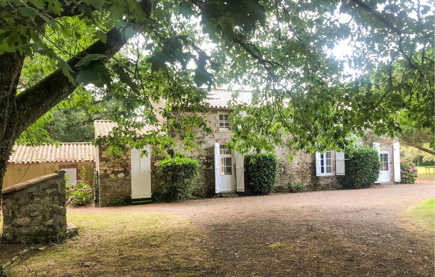 Geräumige Wohnung mit TV, Pool, Parkplatz in La Boissière-des-Landes, Vendée