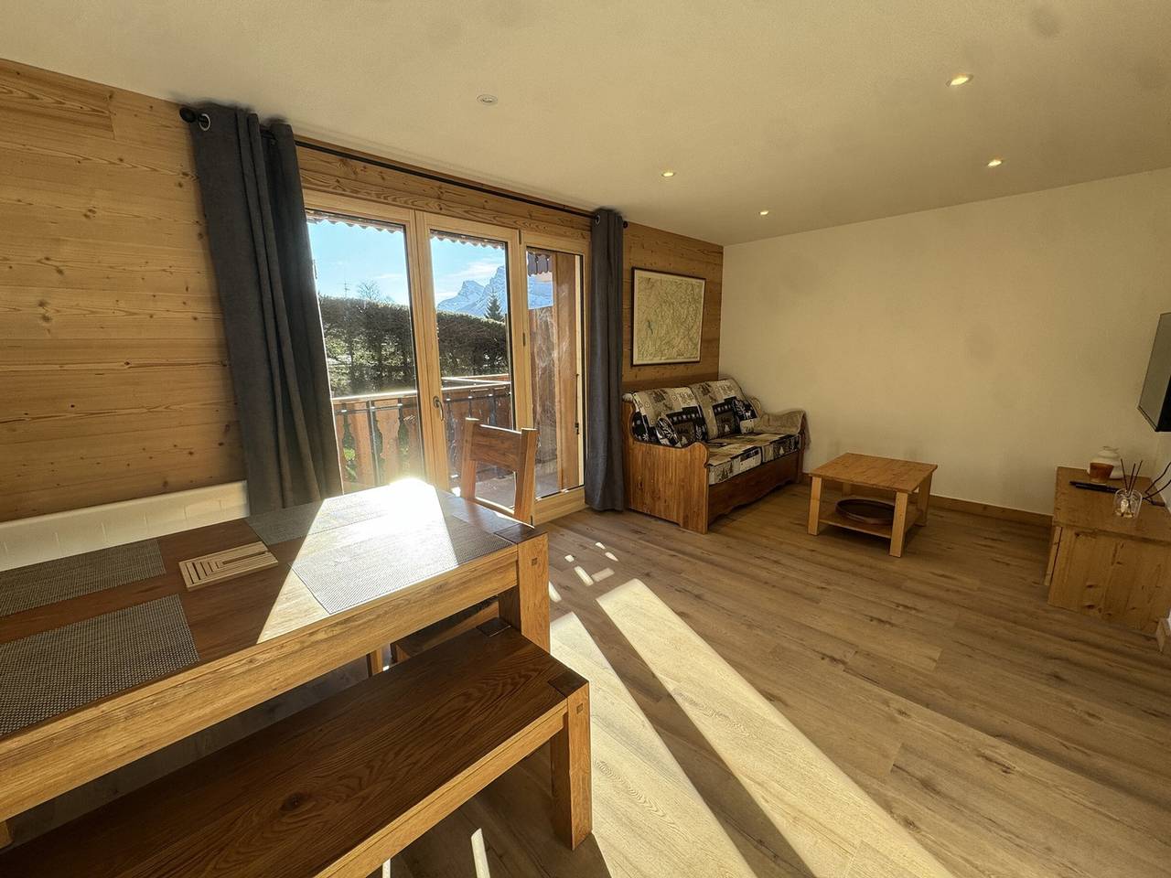 Ganze Wohnung, Neu 2025! Renovierte 2-Zimmer-Wohnung mit Wlan, 1 Schlafzimmer, zentrale Lage in Les Carroz, Arâches-la-Frasse