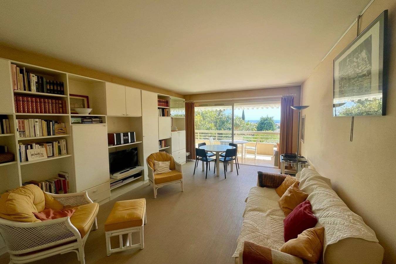 Entire apartment, Cozy flat with terrace and swimming pool in Cannes in Cannes, Cannes region