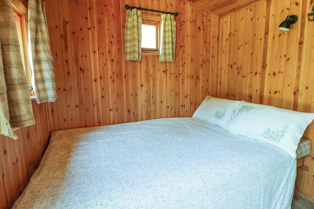 Bill’S Shepherds Hut, pet friendly, with a garden in Talgarth in Brecon Beacons