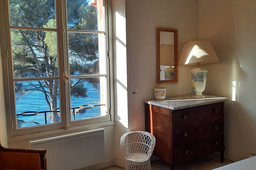 Appartement entier, Appartement 3 pièces pieds dans l'eau in Saint-Raphaël, Massif de l'Esterel