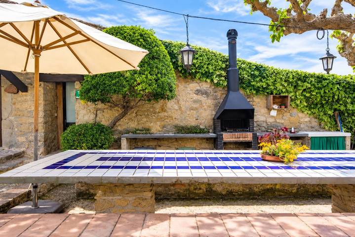 Casa rural 'Can Gat Vell' con piscina compartida, Wi-Fi y aire acondicionado in Llampaies, Saus
