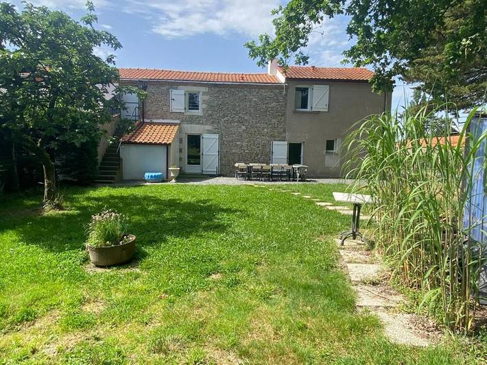 Location de vacances pour 12 personnes, avec Terrasse ainsi que Jardin et Vue à Saint-Mars-de-Coutais