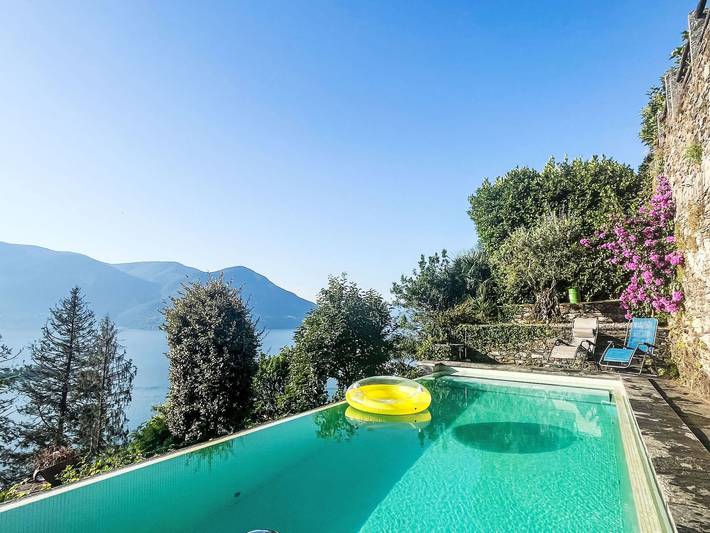 Ferienhaus für 6 Personen, mit Balkon und Terrasse sowie Garten und Seeblick