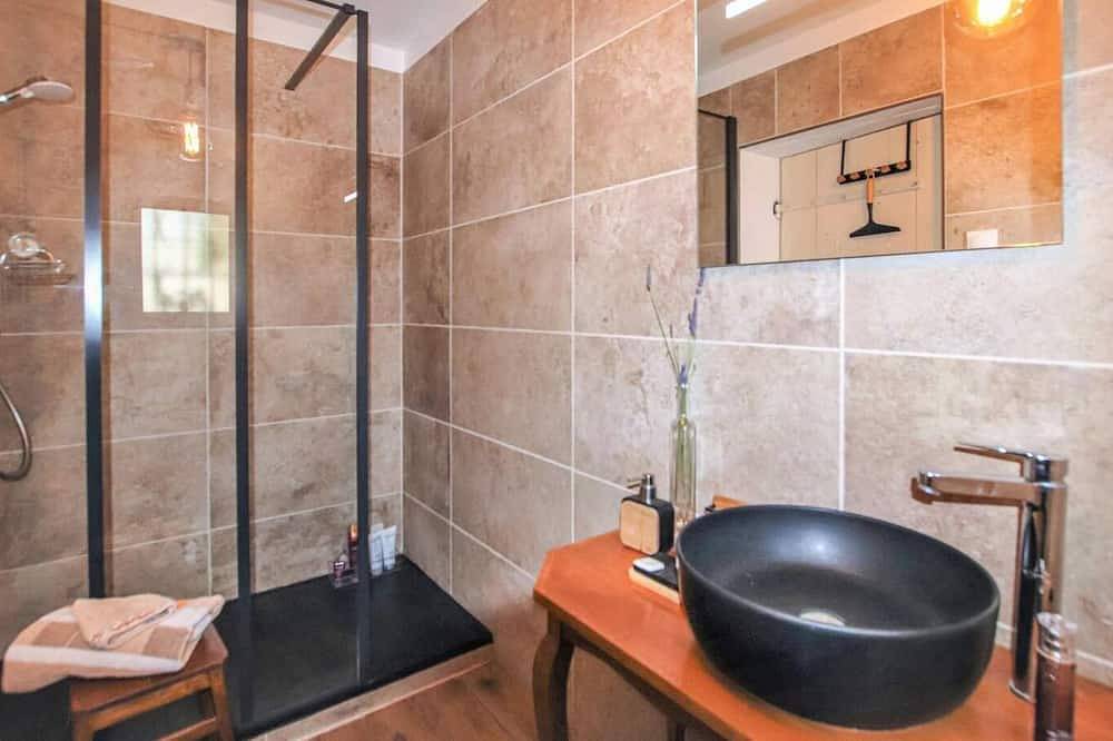 Family estate with large park and swimming pool in Mondragon, Vaucluse